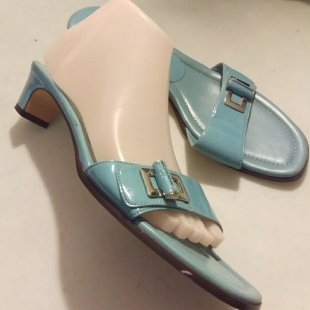 AK Anne Klein 9M baby blue 1,5 inch heel slide