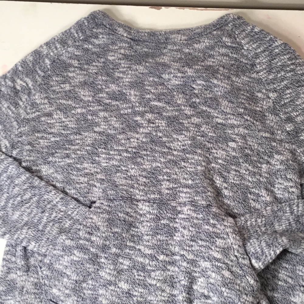 Kids gray and white sweater w/ pockets
