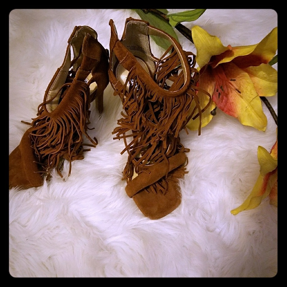 Steve Madden Womens Fringy Sandal