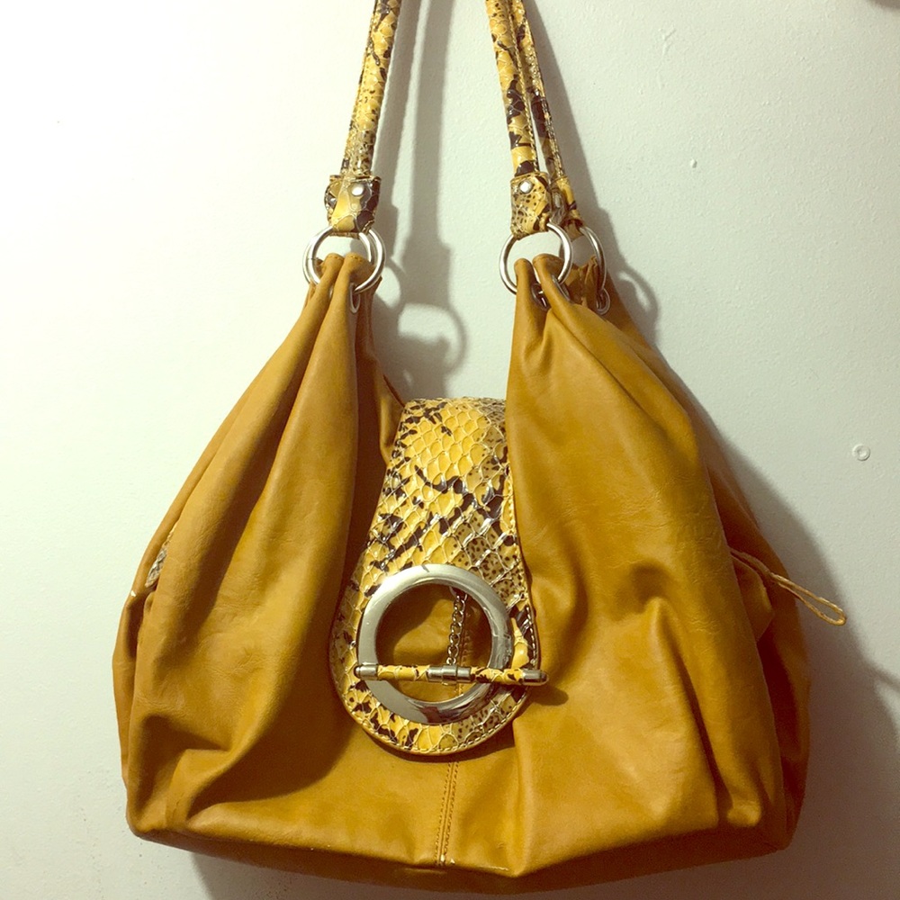 Shoulder bag used looks brand new mustard color