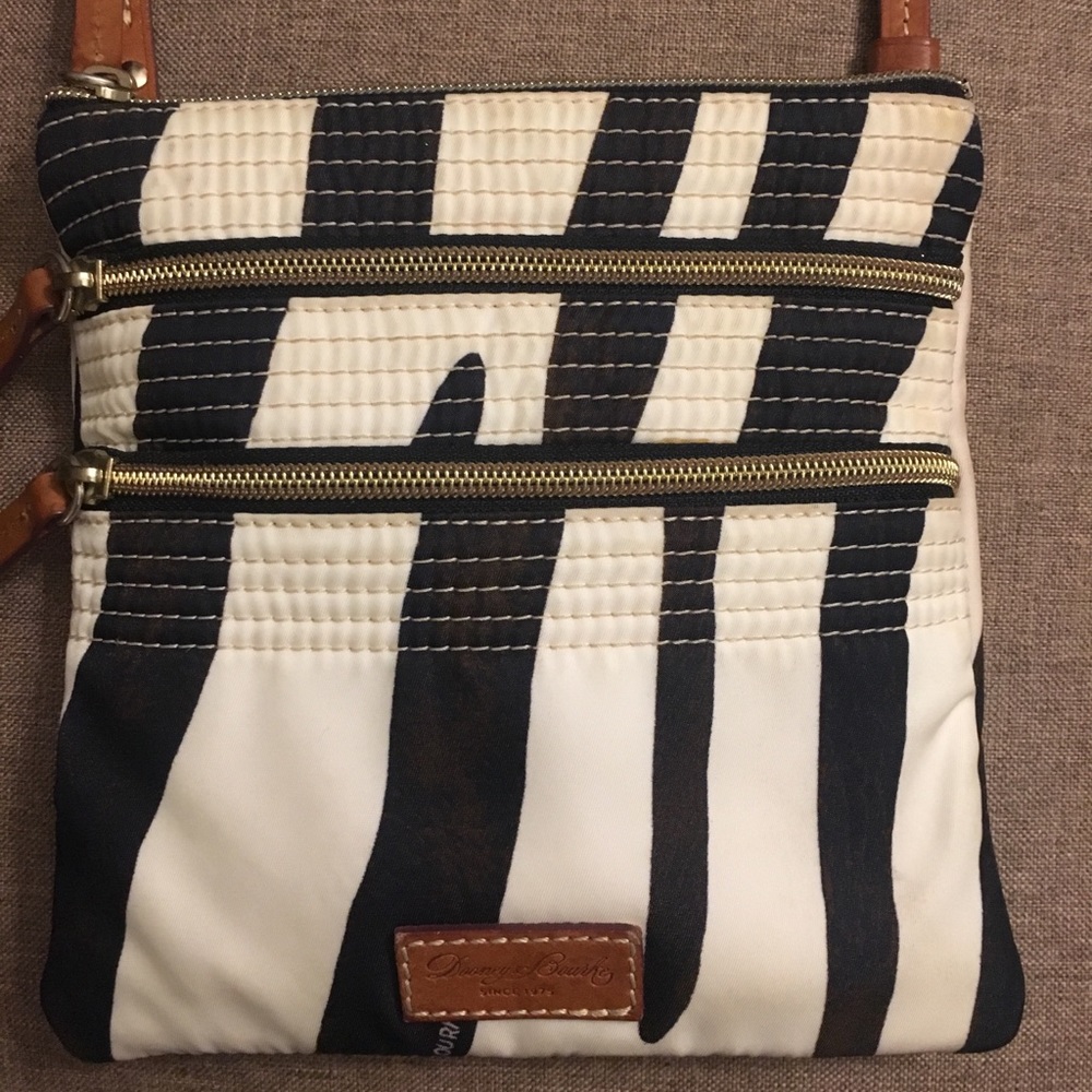 Guaranteed authentic Dooney & Bourke crossbody! 😍