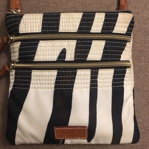 Guaranteed authentic Dooney & Bourke crossbody! 😍