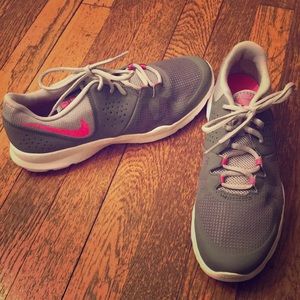 NWOT NEVER WORN SIZE 10 NIKE SNEAKERS