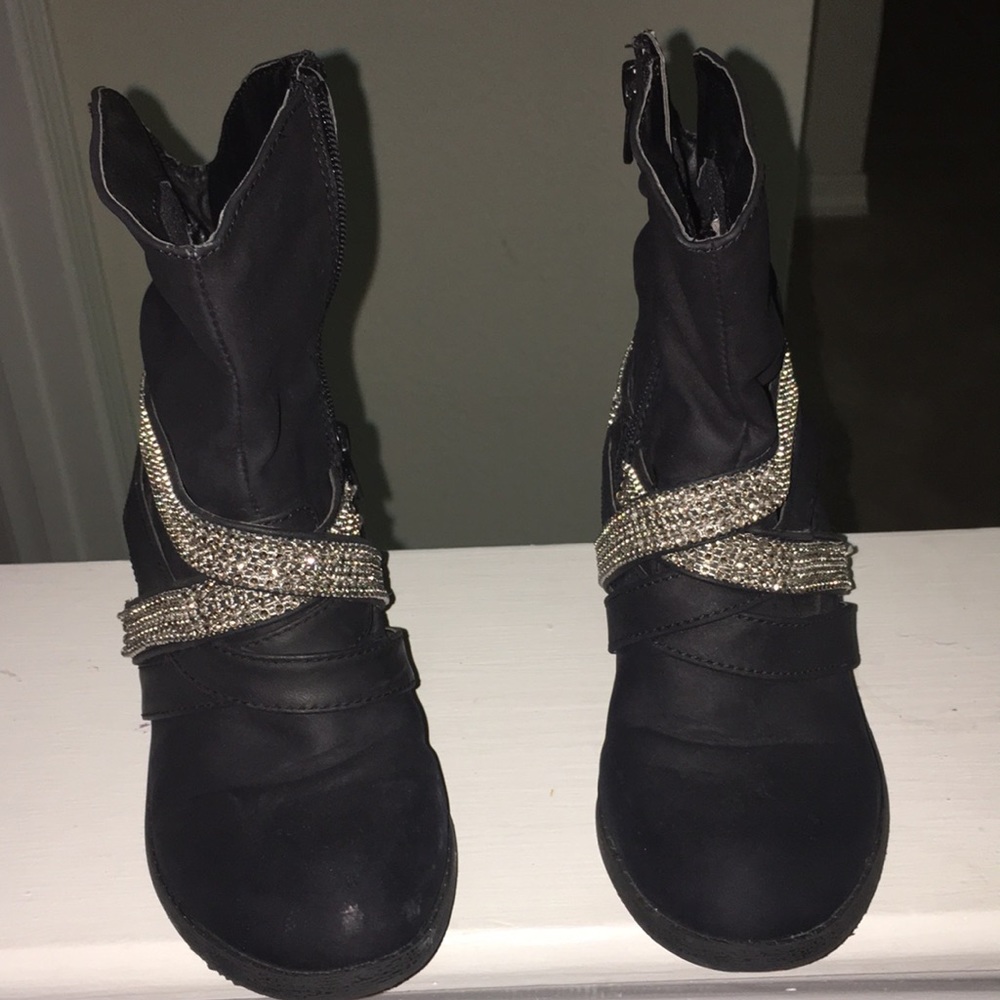 ****SOLD****Cowgirl boots with rhinestones accent