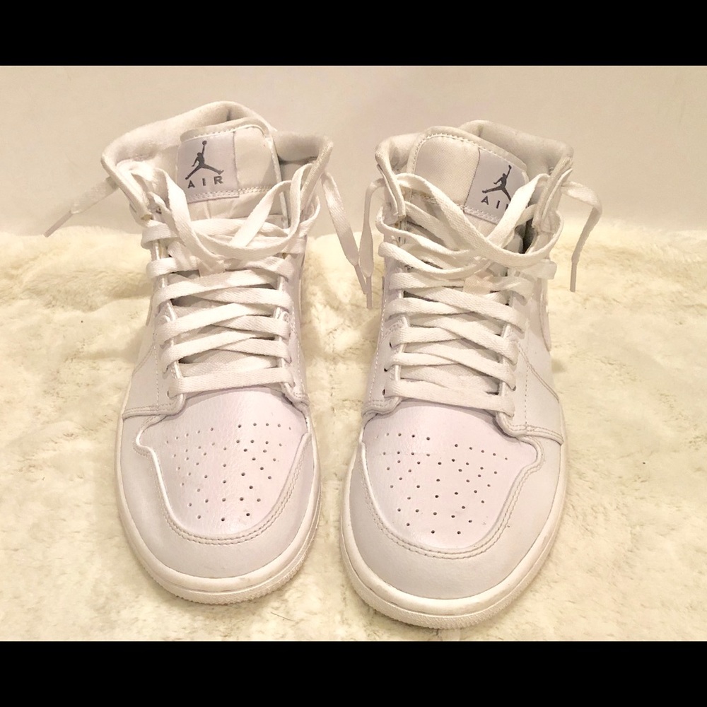 Nike Air Jordan Mens AJ1 mid White Sneakers