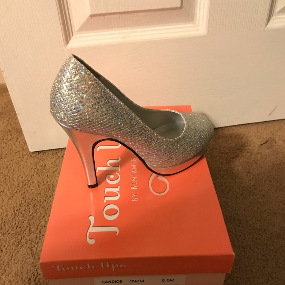 Touch up glittery high heels