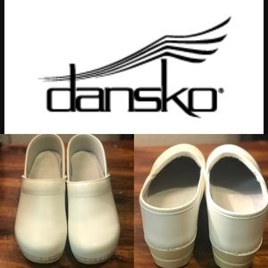 WHITE Dansko size 40 (9.5 -10)