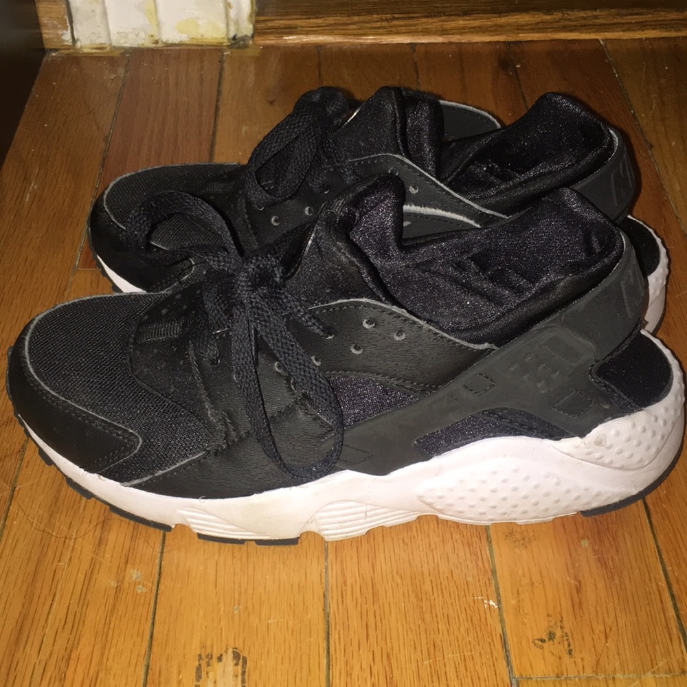 Gently worn BOY Nike Huaraches sneakers