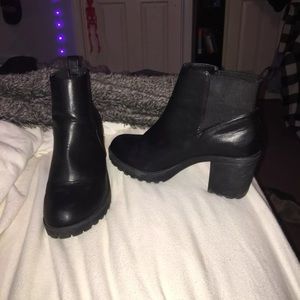 urban outfitters black booties