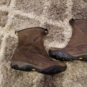 Primaloft waterproof boots, size 9, brown leather