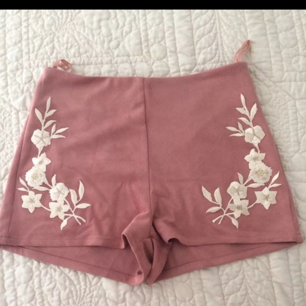 Delicate short