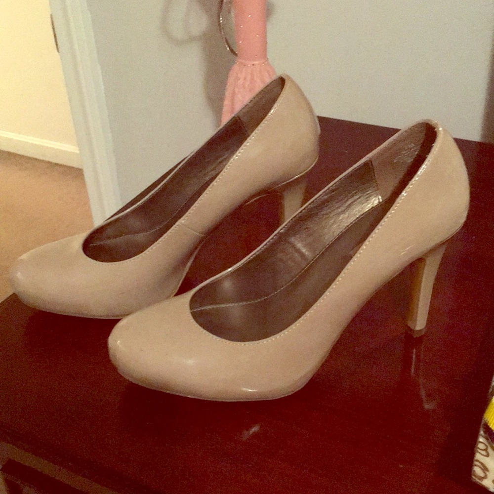 Nude patten leather Bandolino heels