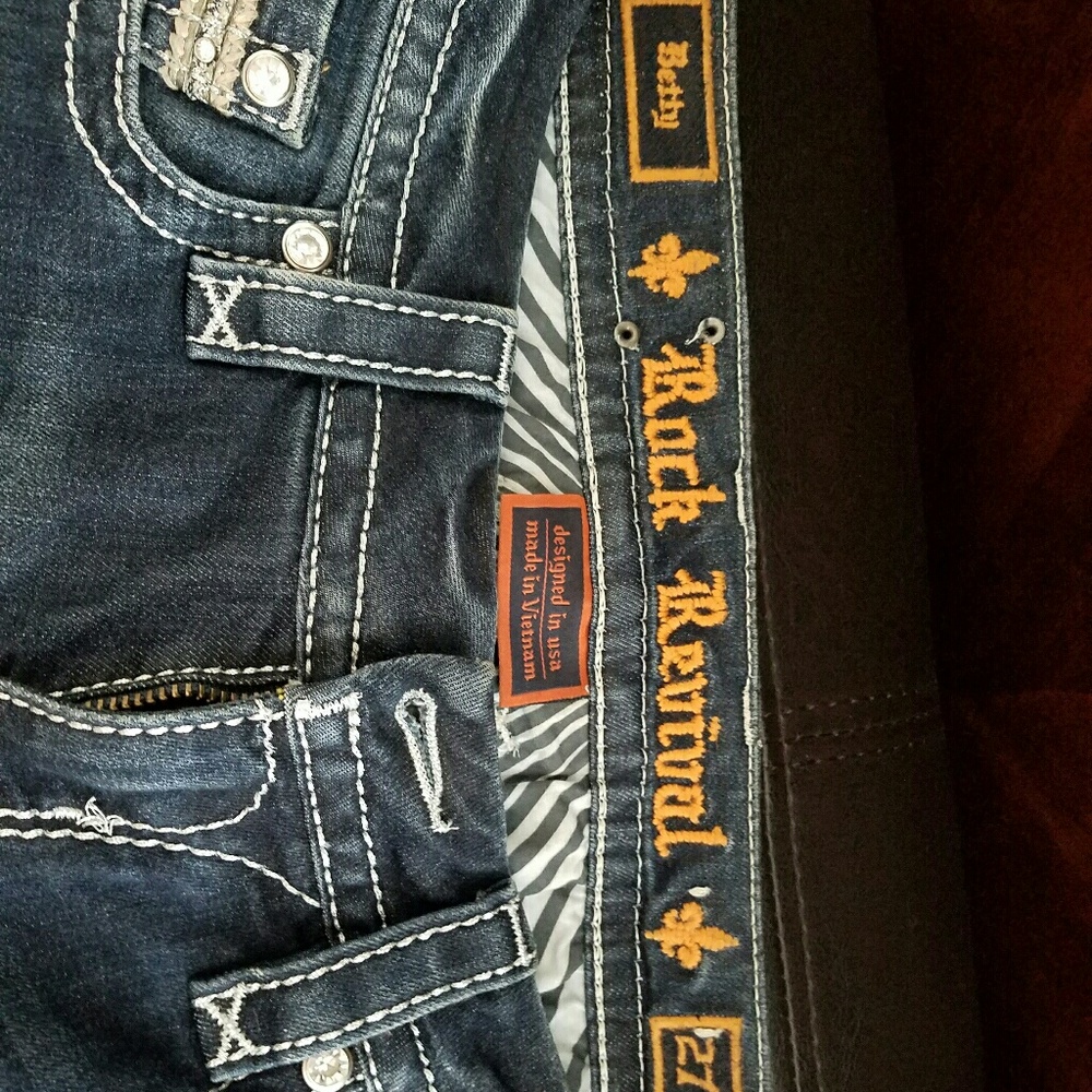 Women's Rock Revival straight leg jean. Size 27