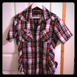 Men’s button down short sleeve plaid shirt