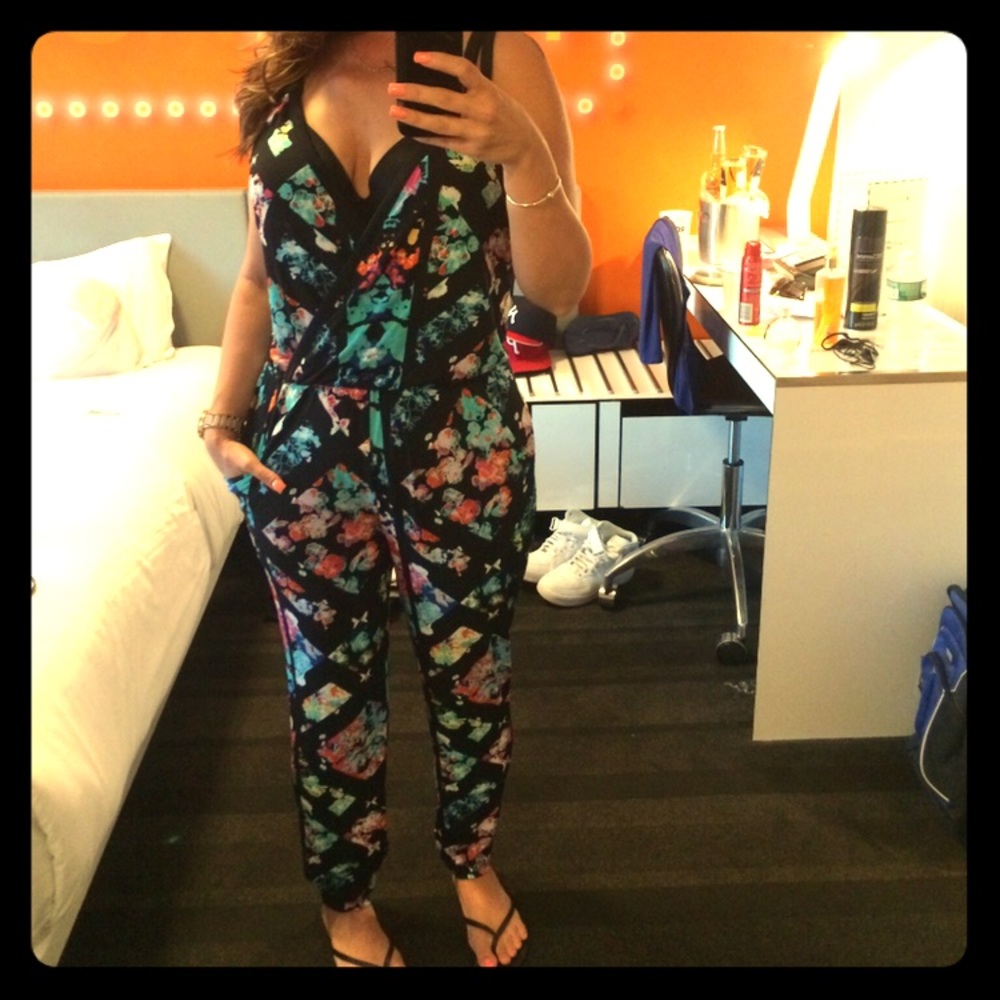 Floral romper; excellent condition 🌺