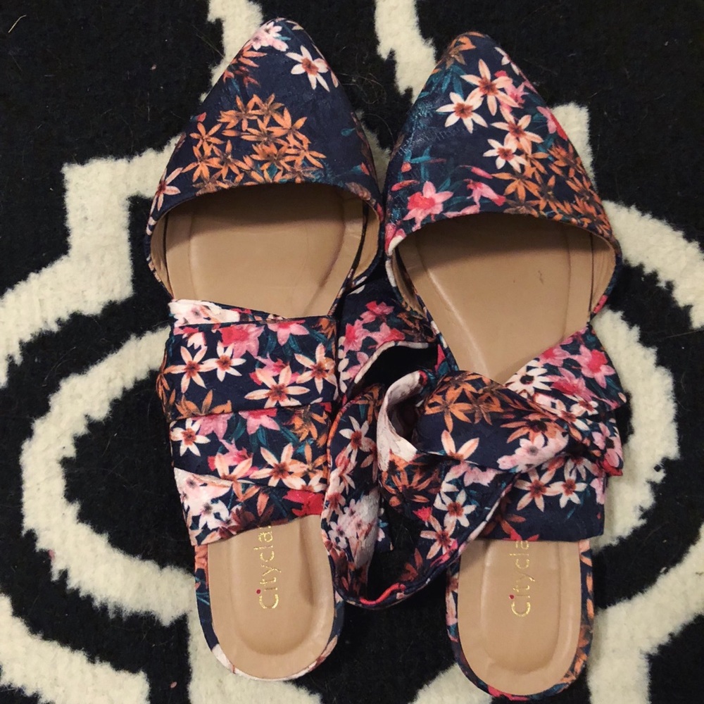 Floral tie up pointed shoes