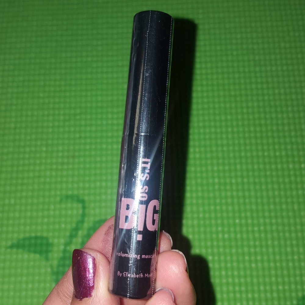 Its so big Elizabeth Mott mascara