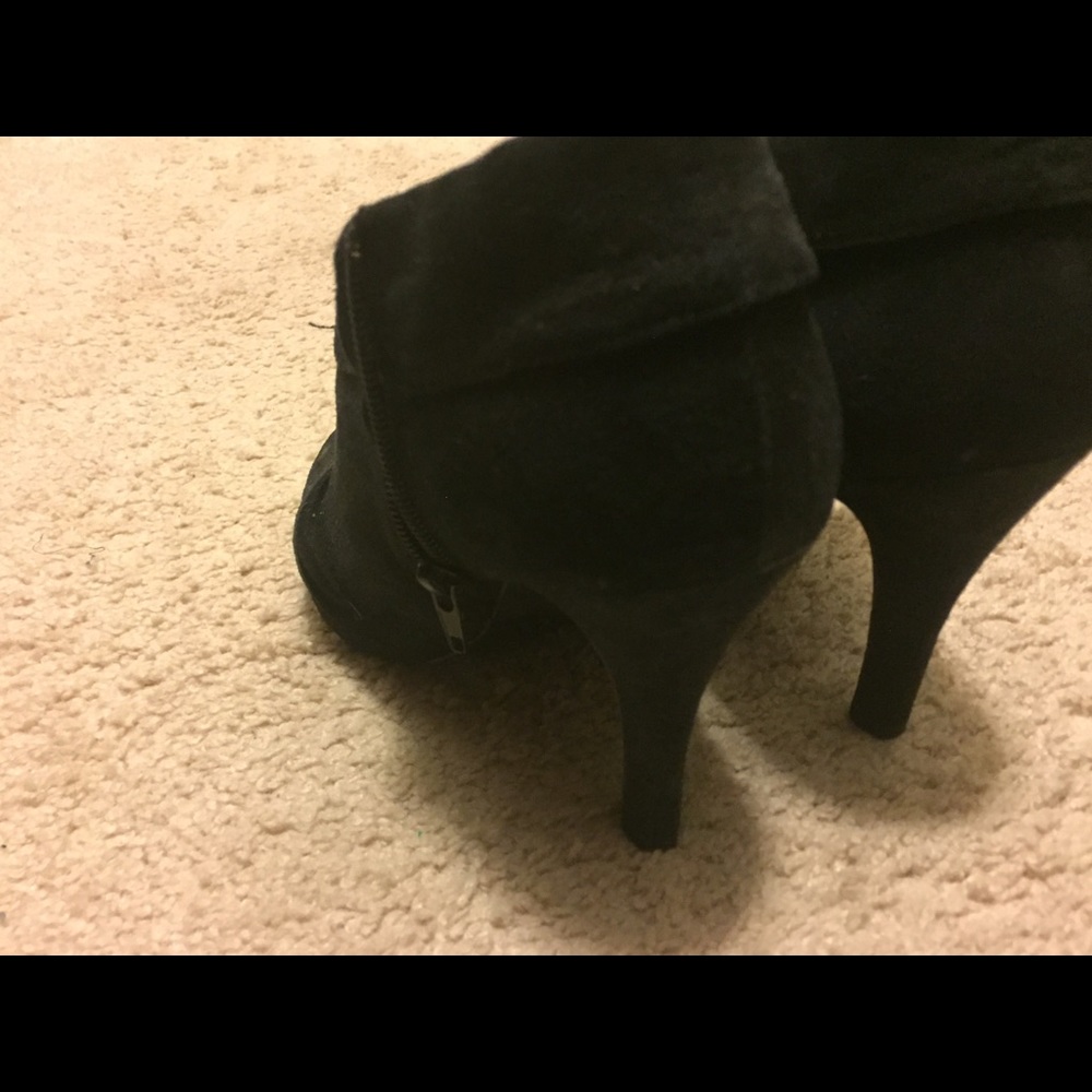 *PRICE DROP* Sleek Black Heels - Picture 4 of 5