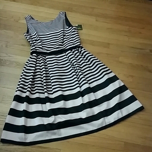 Taylor Dress - Picture 2 of 5