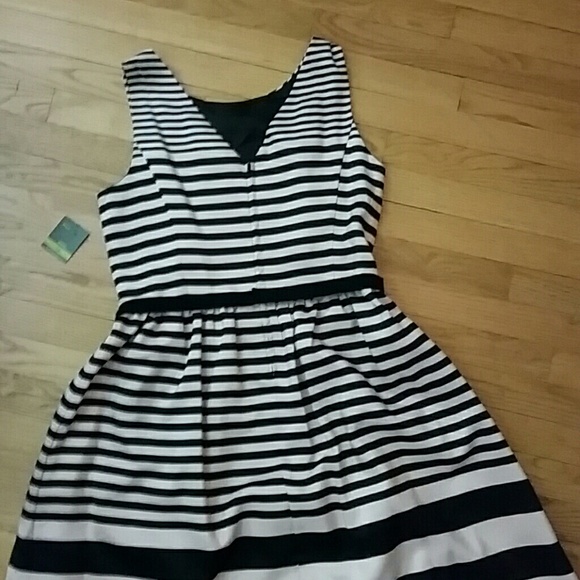 Taylor Dress - Picture 4 of 5