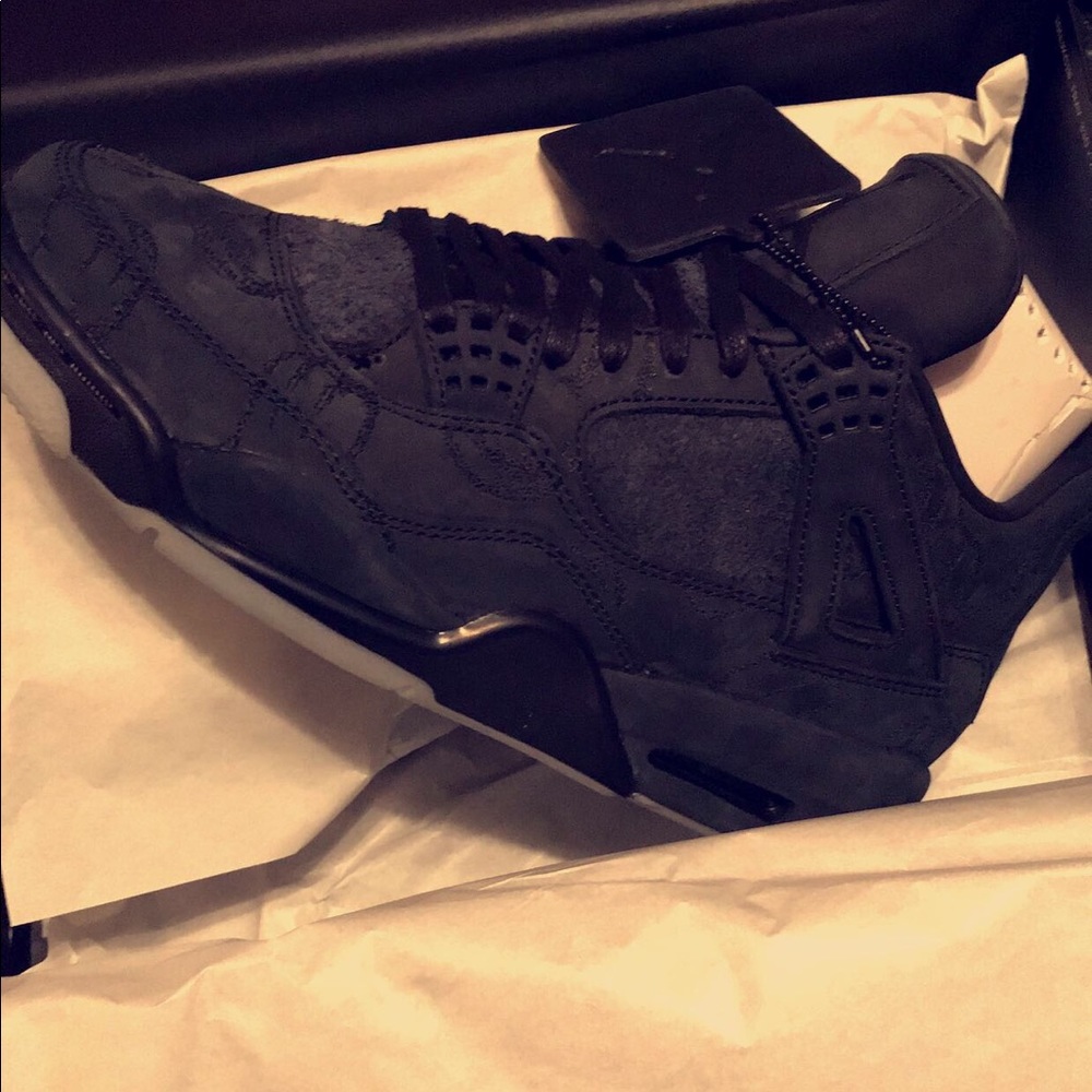 KAWS X AIR JORDAN RETRO 4