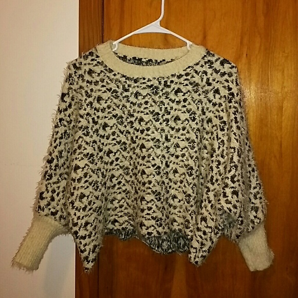 Cropped Top with Wide Sleeves - Picture 1 of 7