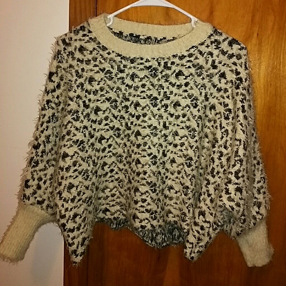 Cropped Top with Wide Sleeves - Picture 2 of 7
