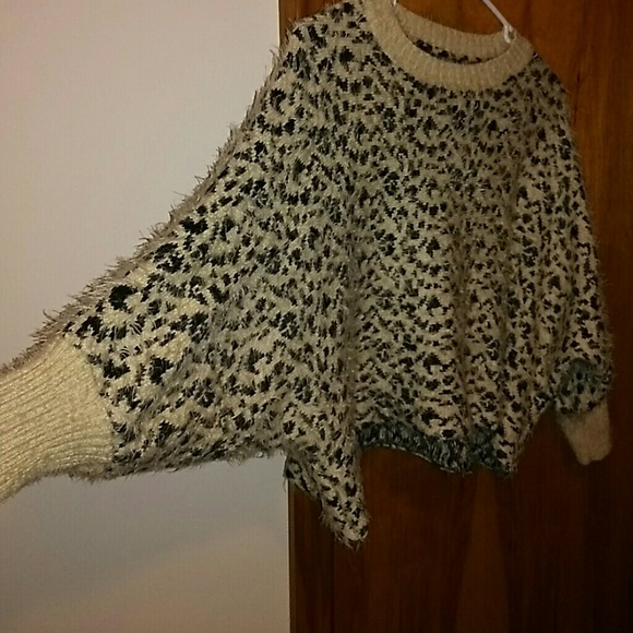 Cropped Top with Wide Sleeves - Picture 3 of 7