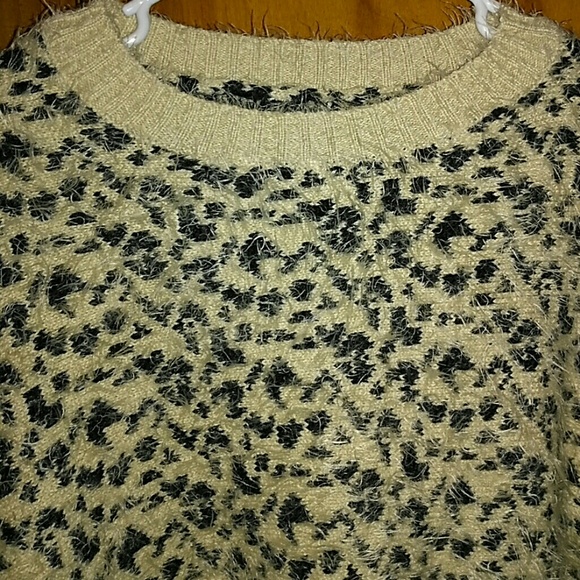 Cropped Top with Wide Sleeves - Picture 4 of 7