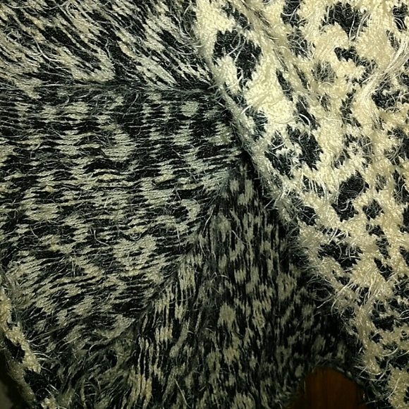 Cropped Top with Wide Sleeves - Picture 6 of 7