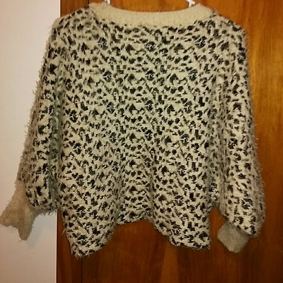 Cropped Top with Wide Sleeves - Picture 7 of 7