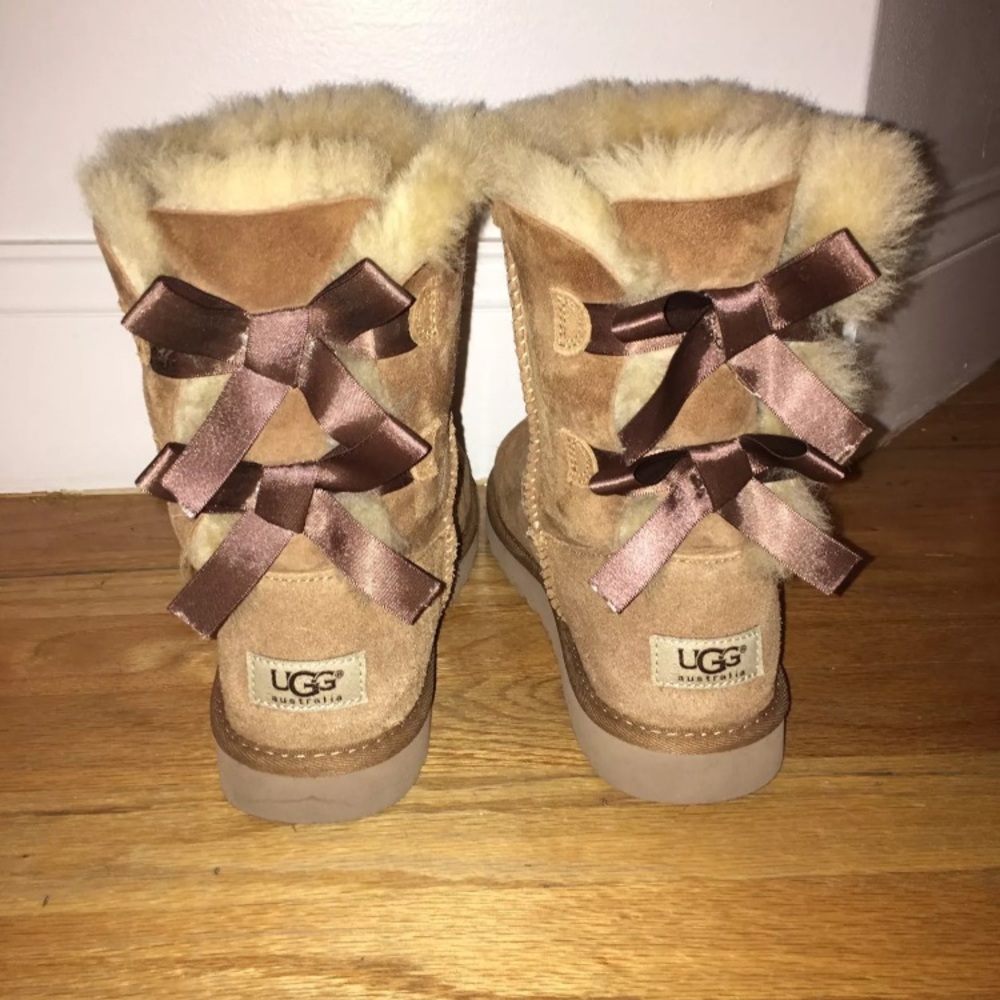 SALE❤️ Tan bow Uggs!
