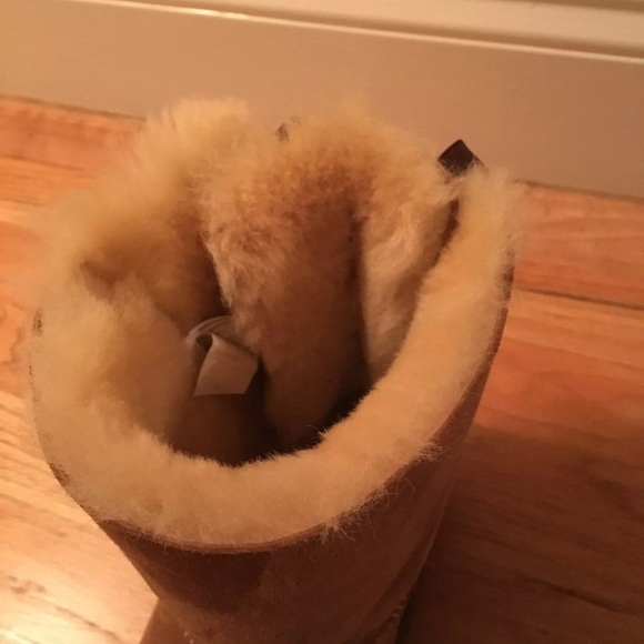 SALE❤️ Tan bow Uggs! - Picture 3 of 3