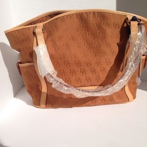 NEW Dooney & Bourke Medium Tote