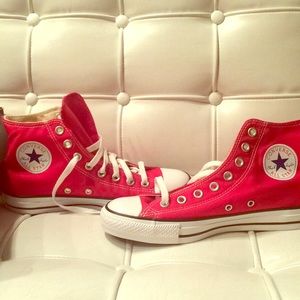 8.5 women's red high top converse sneakers