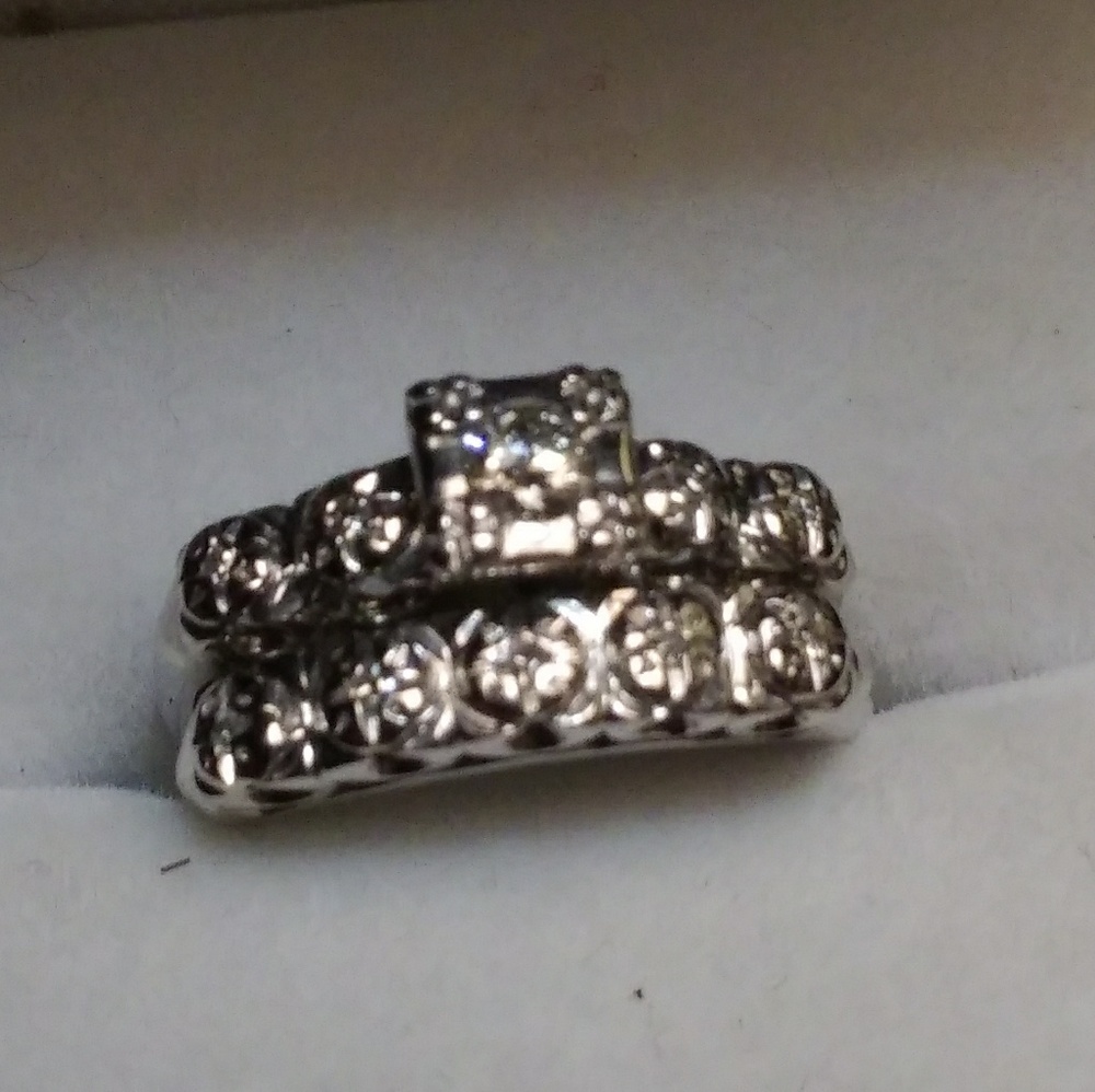 18kt white gold and diamonds.