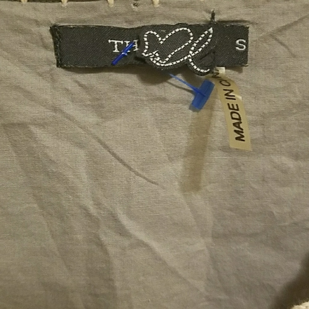 {Theme} -Size S- 3/4 length shirt - Picture 2 of 4