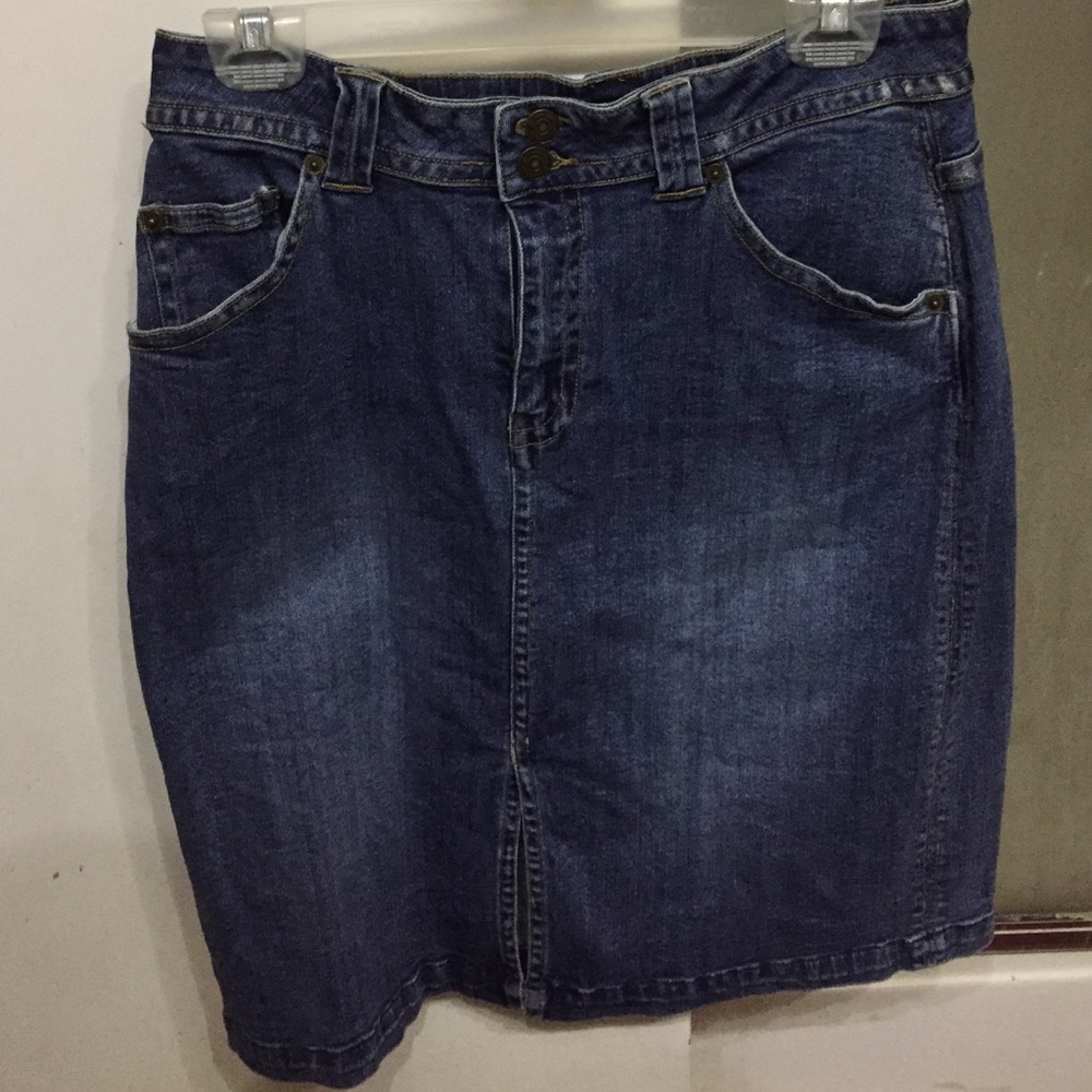 Denim skirt.