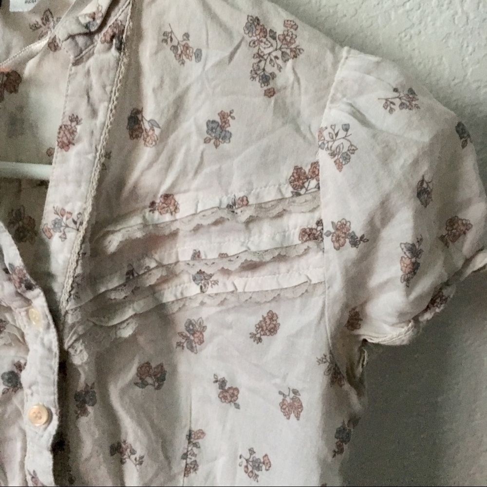 H&M button down top - Picture 2 of 4