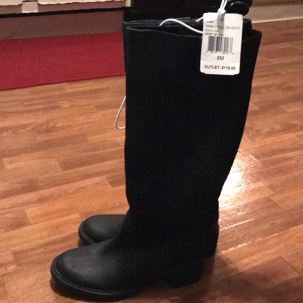Brand new never worn boots