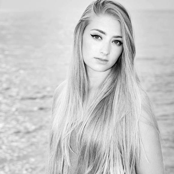 Meet your Posher, Kenzie - Picture 1 of 1