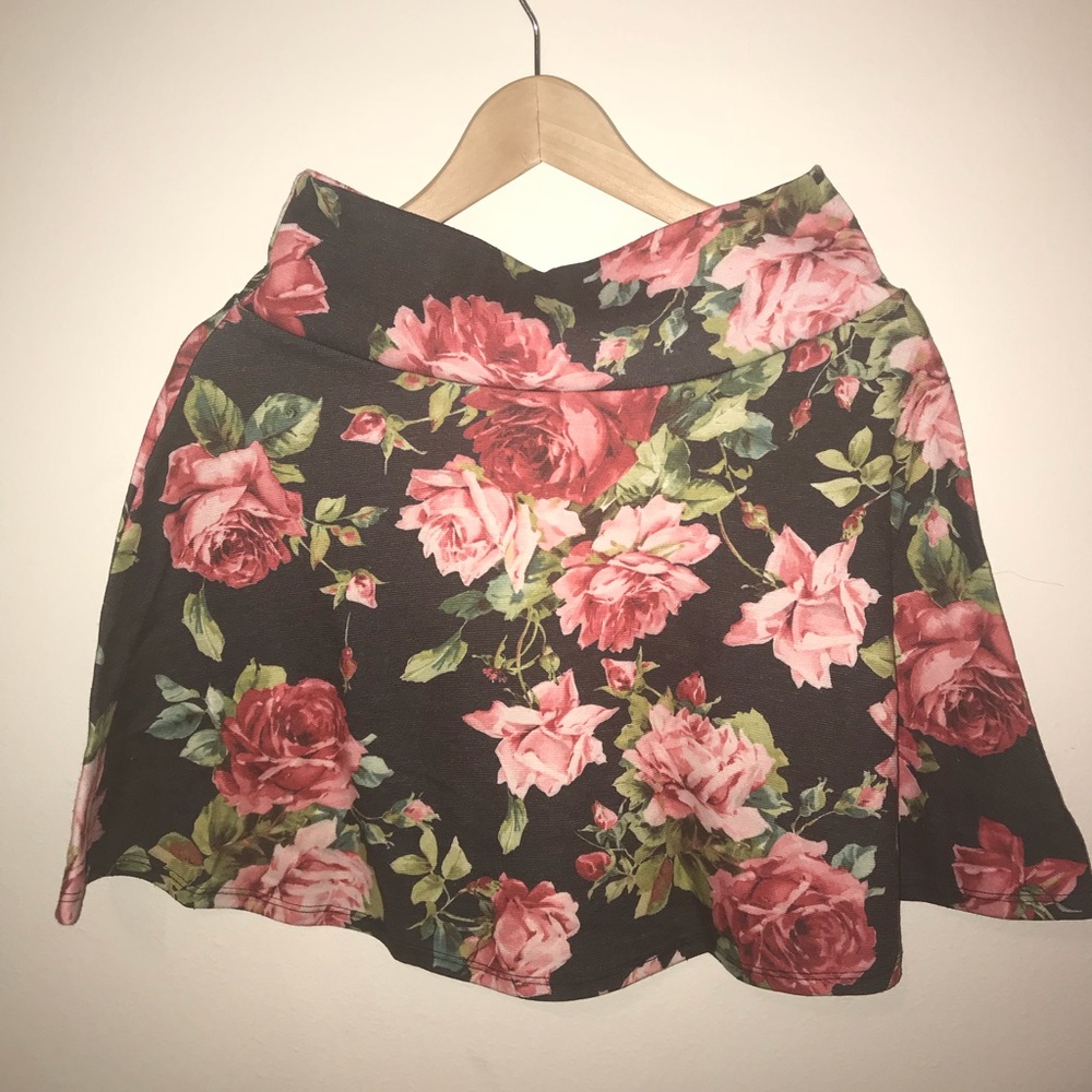 Kirra (Pac Sun) Stretchy Floral Skater Mini Skirt