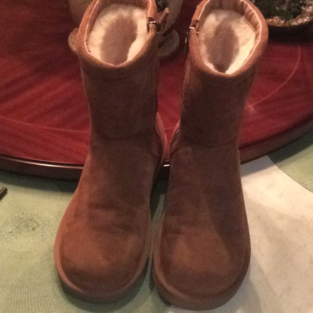 UGG's Woman's Chestnut colored boots