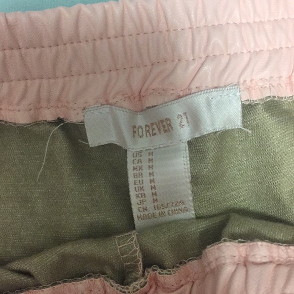 Baby pink faux leather shorts - Picture 2 of 2