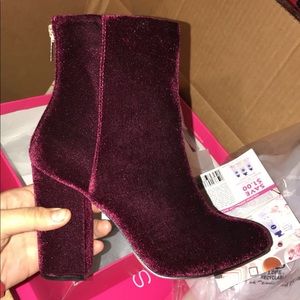 Shoedazzle low top booties
