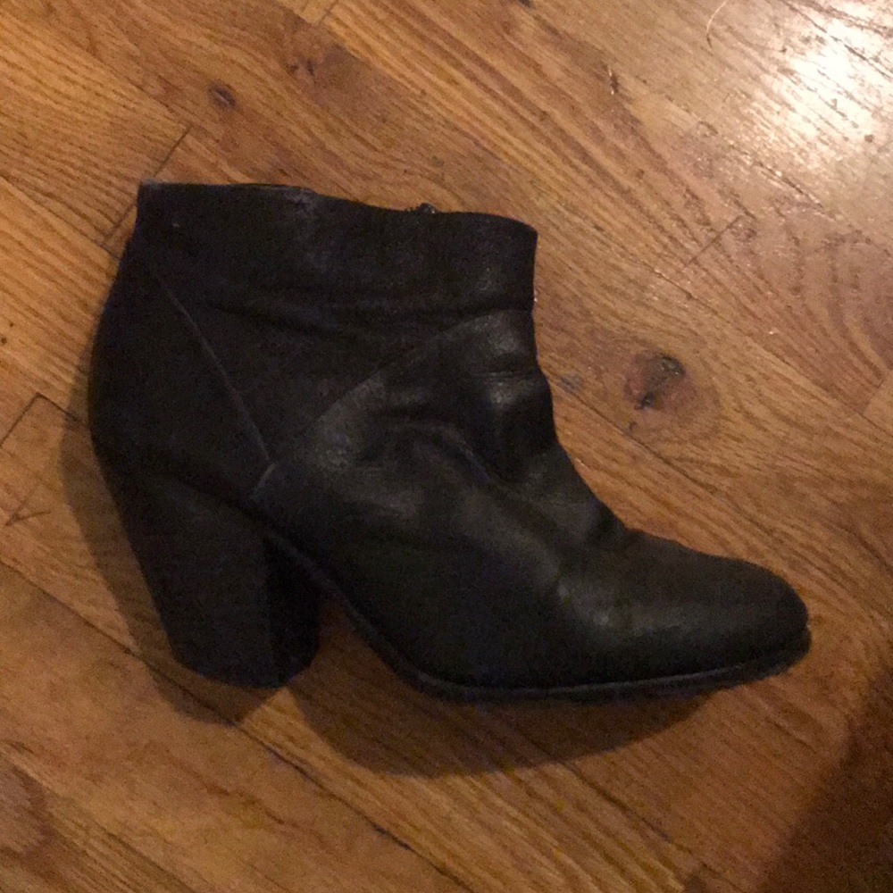 Very chic Vince Camuto booties!!!!