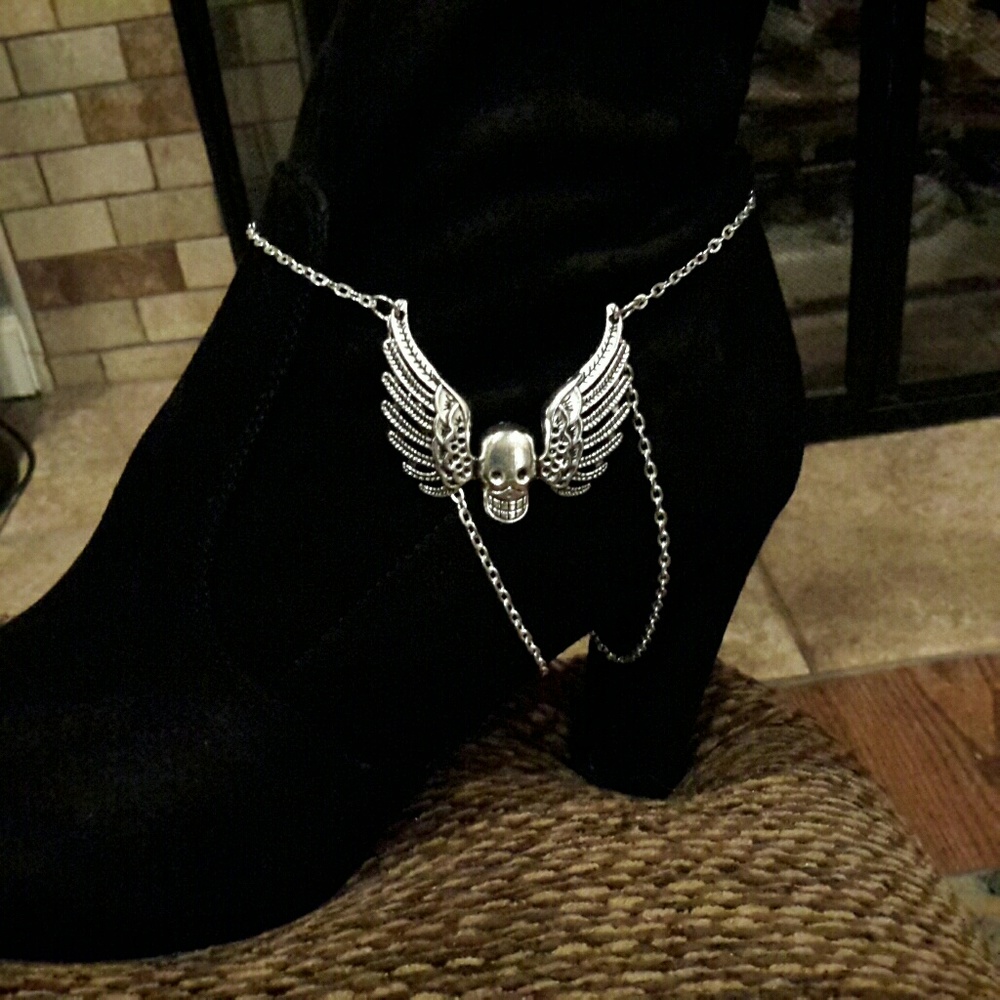 NWT, SILVERTONE FLYING SKULL BOOT CHAIN.