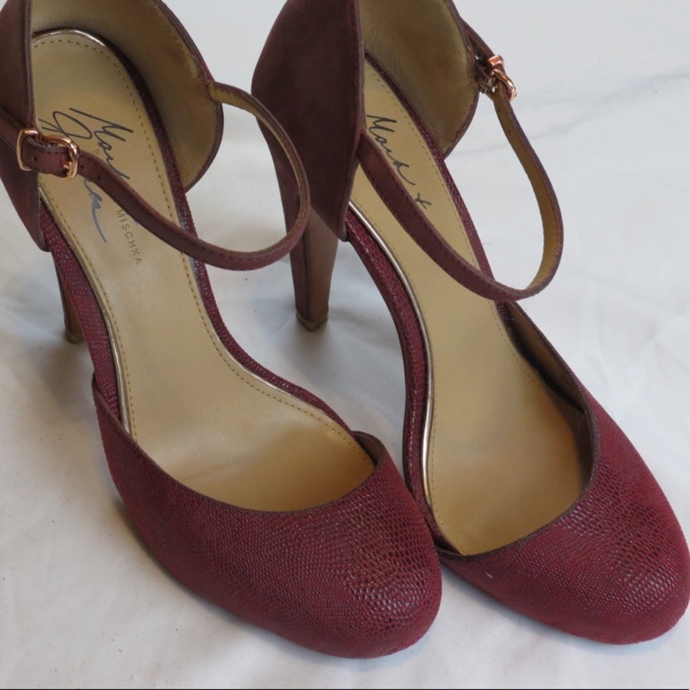 Badgley Mischka Round Toe Heels
