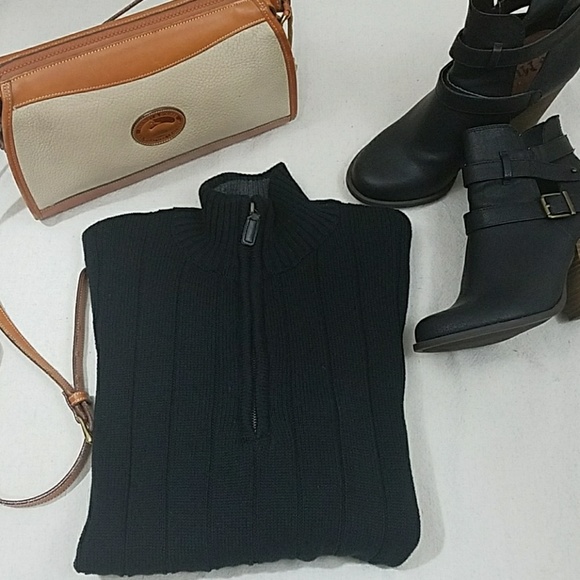 Oscar de la Renta Sweaters - Oscar De La Renta Black Zippered Sweater.