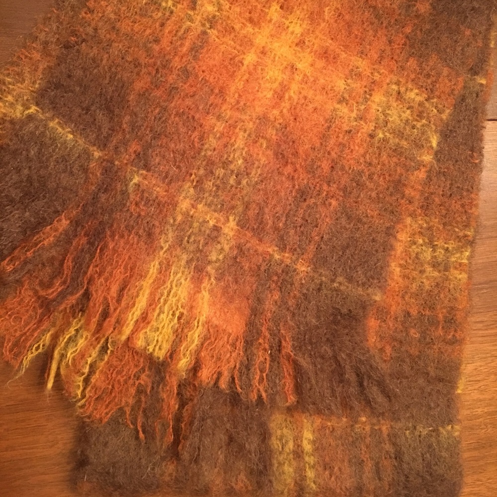 Irish woolen scarf! Tartan style and very warm!